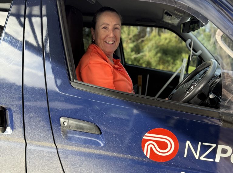 Pukekawa postie retires