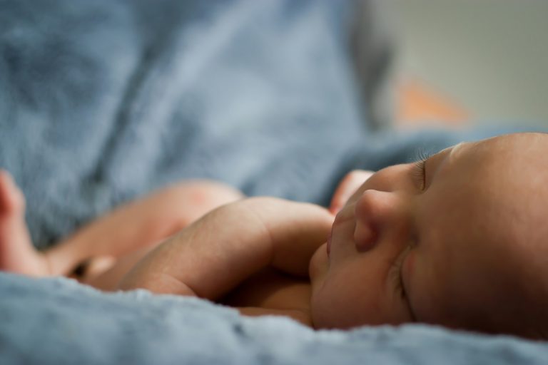 Government backs three-day postnatal stays for new mums