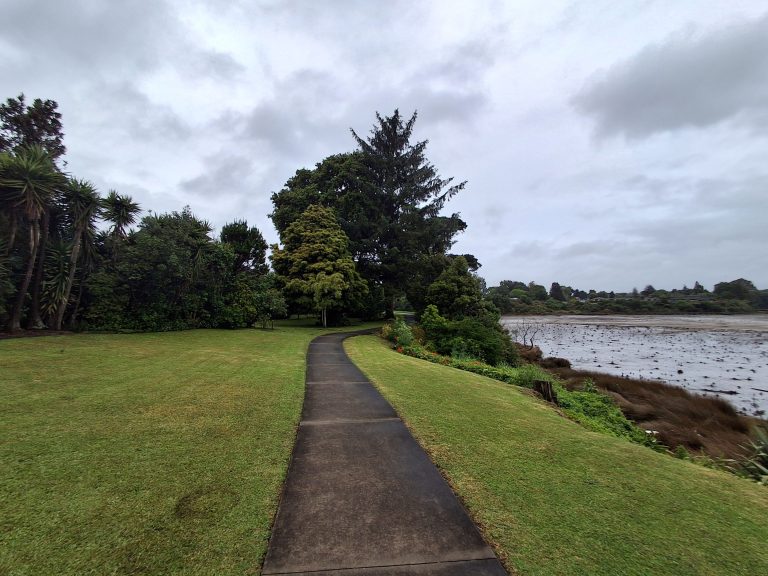 Franklin Walks: Pāhurehure Esplanade Path